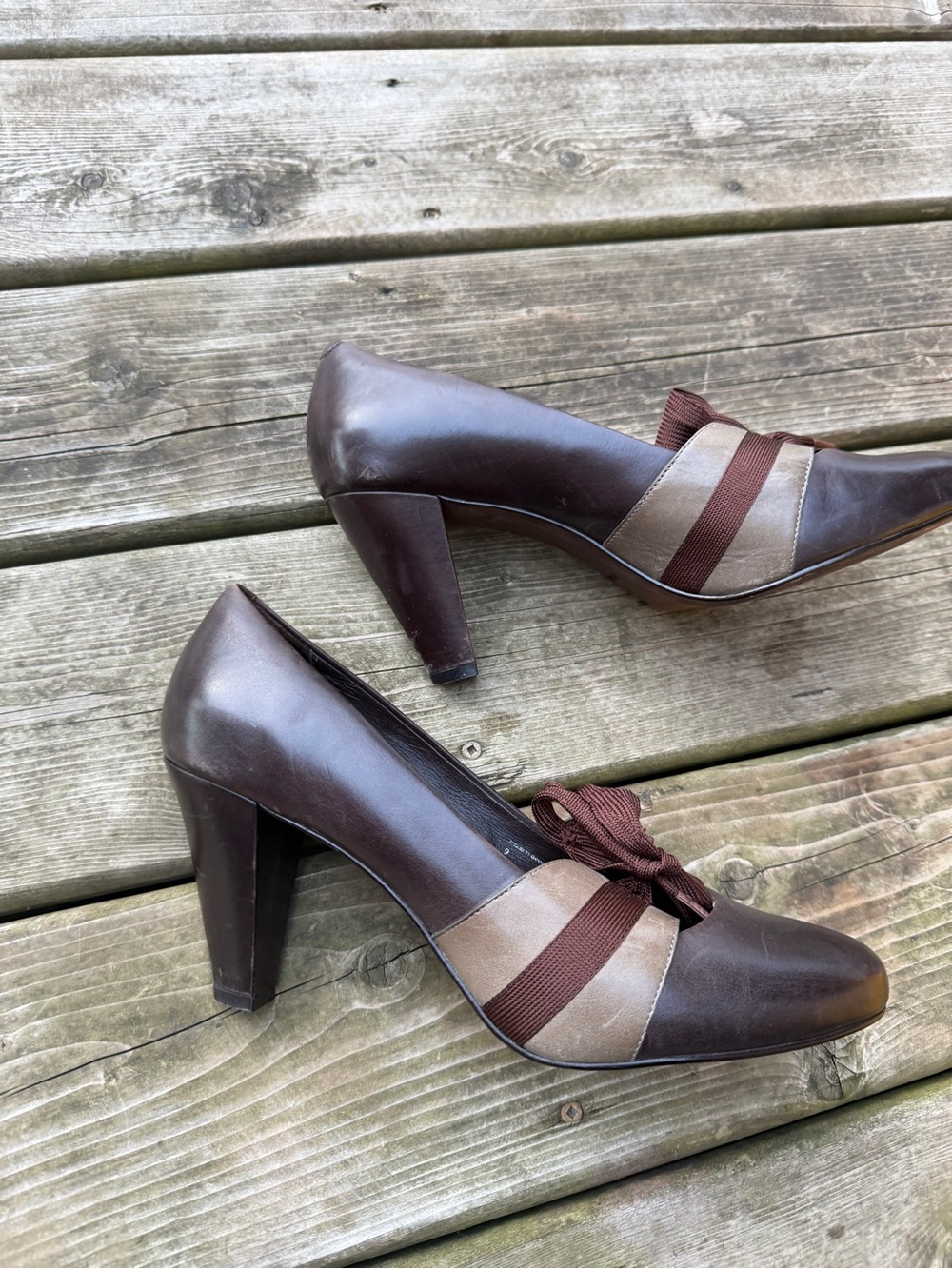 Joy Chen Brown Leather Pumps Size 9 Block Heel Bow Accent Career Office Shoes - Picture 2 of 14